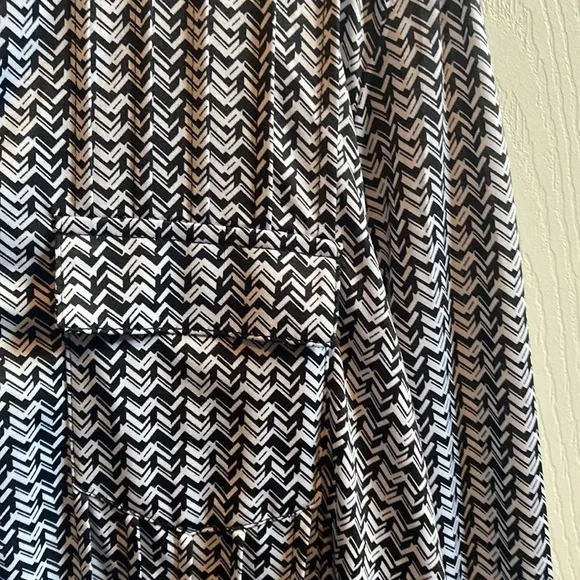 NWT very flattering black/white/gray ladies large blouse - Picture 5 of 10